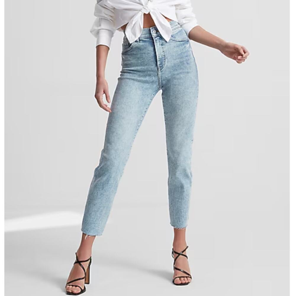 Express Super High Rise Mom Jean Size 10 Medium Wash Straight Leg Jeans